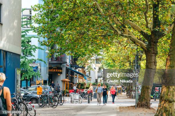 straßenszene in berlin prenzlauer berg, deutschland - boulevard stock-fotos und bilder