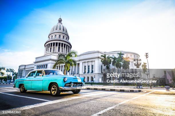 晴れた日にキューバのハバナでエル カピトリオ建物 - カピトリオ ストックフォトと画像