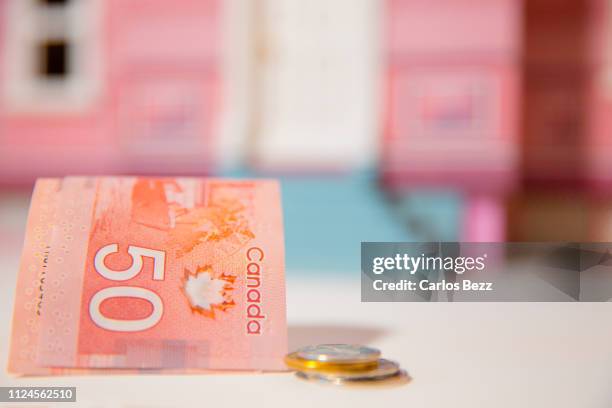 mortgage concept - canadian currency - fotografias e filmes do acervo