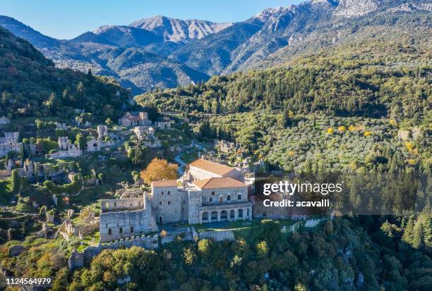 old castle ruins on a mountain - mistra imagens e fotografias de stock