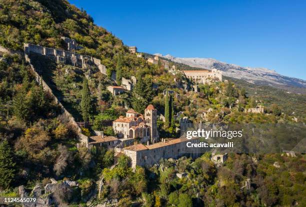 ruinas del viejo castillo en una montaña - laconia peloponeso fotografías e imágenes de stock
