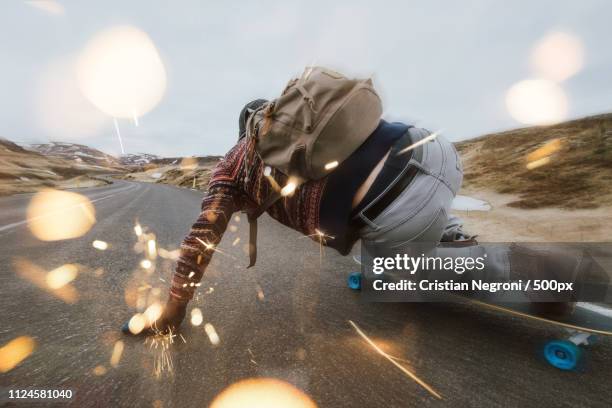 skater traveling iceland on his longboard - surfar com prancha longa imagens e fotografias de stock