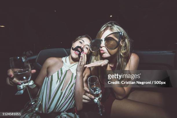party girls celebrate in hollywood drinking champagne on a cover - the big friendly giant film 2016 stock-fotos und bilder