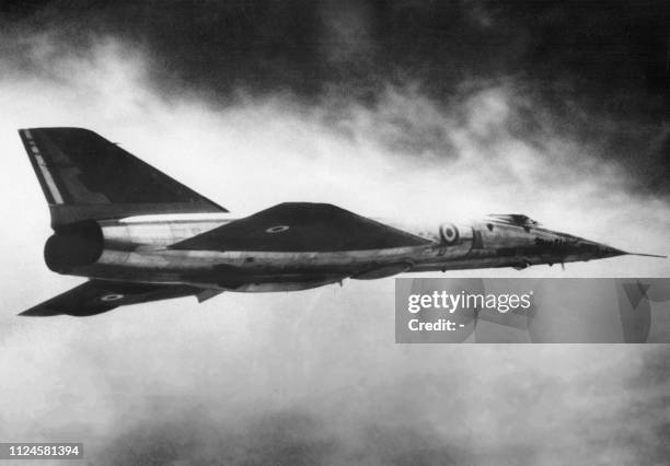 Vue du Mirage IV, de construction Dassault, muni d'une bombe atomique, le 12 mai 1965. French fighter Dassault Mirage IV carrying atomic bomb, 12 May...