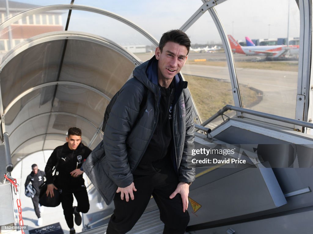 Arsenal Players Board the Plane to Minsk