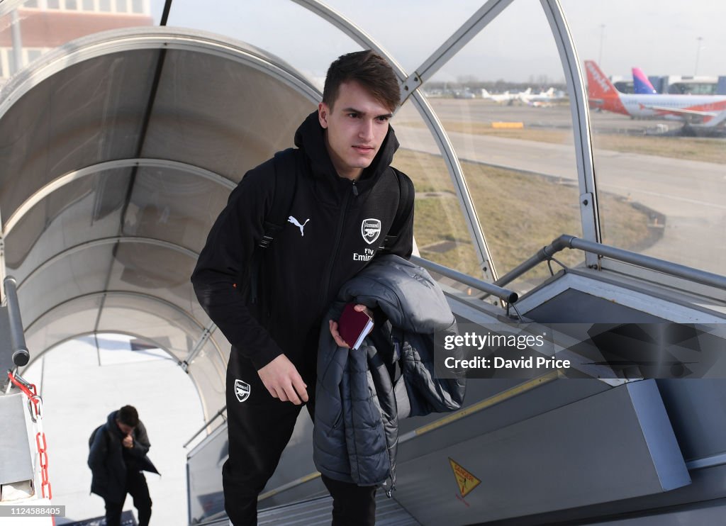 Arsenal Players Board the Plane to Minsk