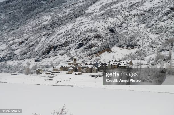 small town in the slope of snowed mountain - aislado stock-fotos und bilder