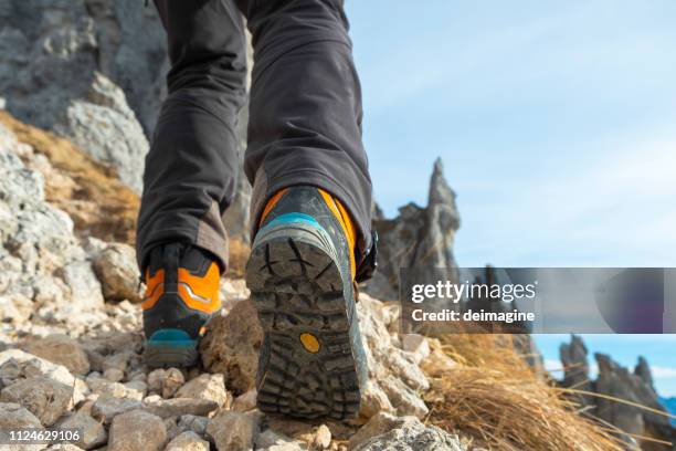 wandelen laarzen op de mountain trail - voetzool stockfoto's en -beelden