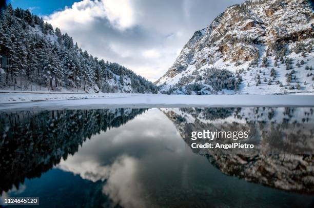 wide snowed valley in the pyrenees - pirenéus orientais imagens e fotografias de stock