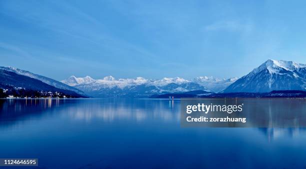 lago de genebra na suíça, a noite - lausanne - fotografias e filmes do acervo