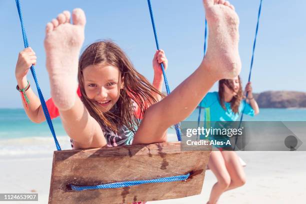 mädchen auf schaukel schwingt - sandales stock-fotos und bilder