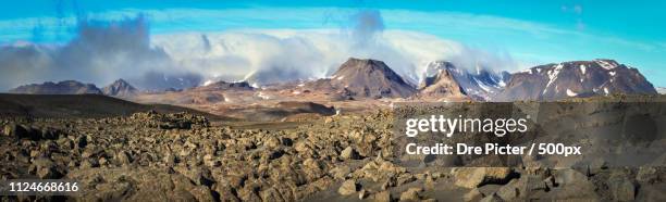 volcanic rock desert and mountains of porisjokull. iceland near kaldidalur. - kaldidalur fotografías e imágenes de stock