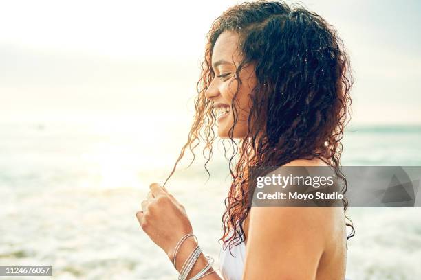 es gibt viel über diesen sommer freuen - beach hair stock-fotos und bilder