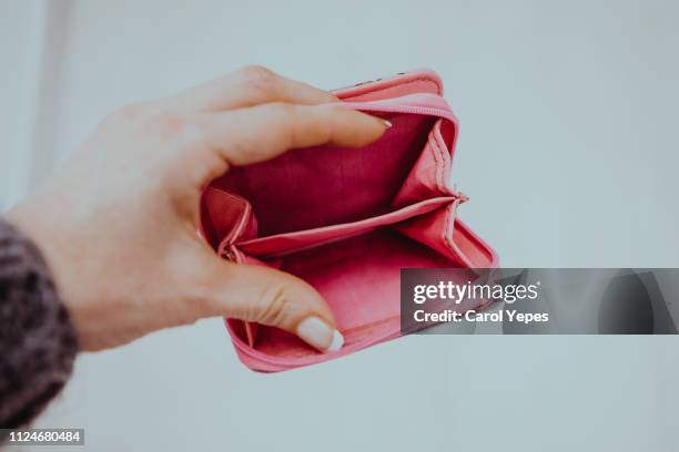 woman hand holding empty wallet - poverty stockfoto's en -beelden