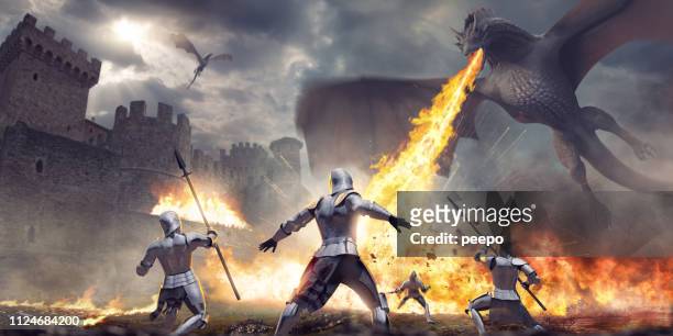 ser atacados por el dragón que respiraba fuego cerca de castillo de caballeros medievales - dragón fotografías e imágenes de stock