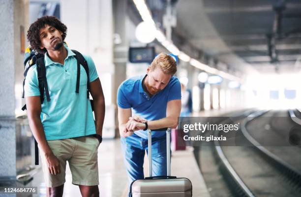 esperando un tren. - contrarreloj refranes fotografías e imágenes de stock