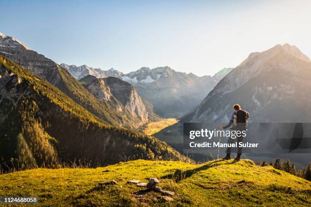 hiker enjoying view, karwendel region, hinterriss, tirol, austria - karwendel mountains stockfoto's en -beelden