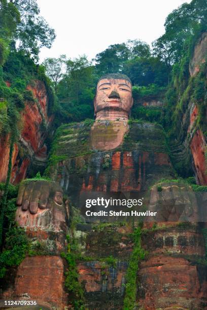 largest stone buddha statue in the world, leshan giant buddha, leshan, sichuan, china - buda gigante de leshan - fotografias e filmes do acervo