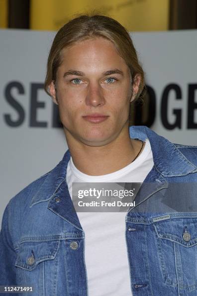 Travis Fimmel, the Calvin Klein model, did an instore promotion at... Photo  d'actualité - Getty Images