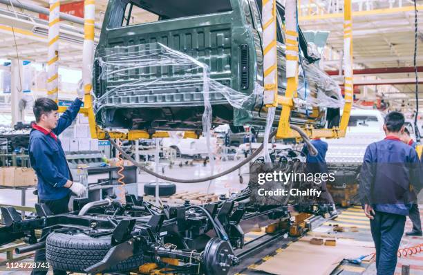 automobilfabrik schweißen linie montieren - auto industrie stock-fotos und bilder