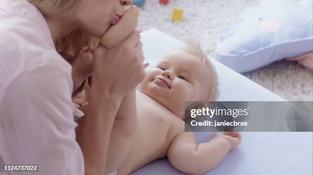 moeder van de baby kussen voeten. close-up - feet kiss stockfoto's en -beelden