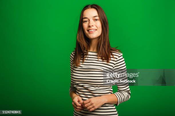 portret van een mooie jonge vrouw - green background stockfoto's en -beelden