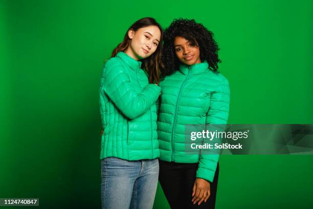 beste freunde - padded jacket stock-fotos und bilder