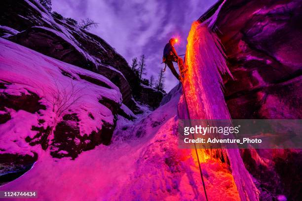 ice climber bergbeklimmer abseilen bij nacht - frozen waterfall stockfoto's en -beelden