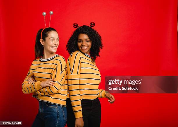 gemeinsam haben spaß - identische kleidung stock-fotos und bilder
