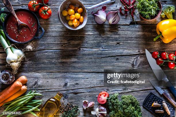 hintergründe zu kochen: frisches gemüse und küche geschirr rahmen - condiment stock-fotos und bilder