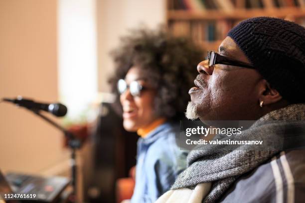 afrikaanse duo uitvoeren in studio - singer songwriter stockfoto's en -beelden