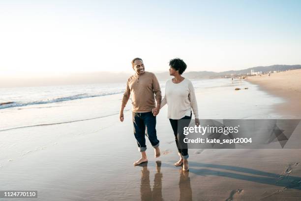 holding hands voor 40 jaar - 55 to 60 years old african american male stockfoto's en -beelden