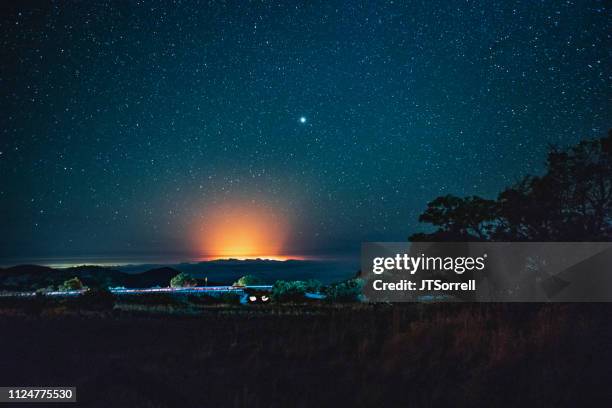 erupción volcánica bajo un cielo estrellado - hawaii kilauea volcano fotografías e imágenes de stock