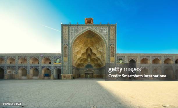 west side iwan of masjed-e jameh mosque (friday mosque) of isfahan, iran - masjid jami isfahan iran stockfoto's en -beelden