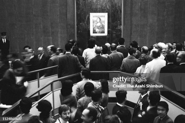 Guests watch Mona Lisa during the opening ceremony at the Tokyo National Museum on April 19, 1974 in Tokyo, Japan.