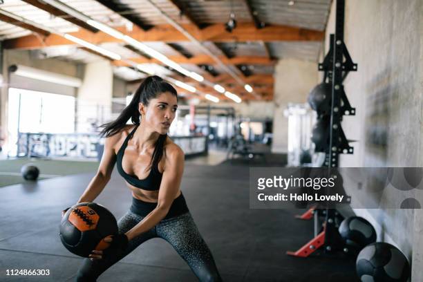 woman exercising wall ball - forward athlete foto e immagini stock