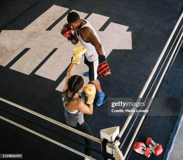 boxers train at boxing gym - heroine sport 2018 stock-fotos und bilder