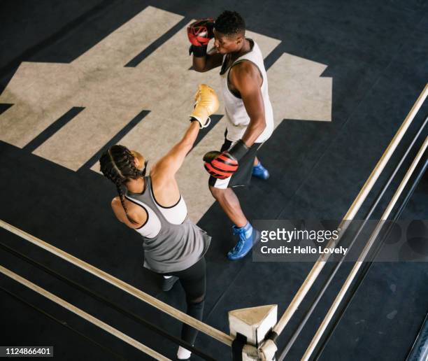 boxers fight in boxing ring - heroine sport 2018 stock-fotos und bilder