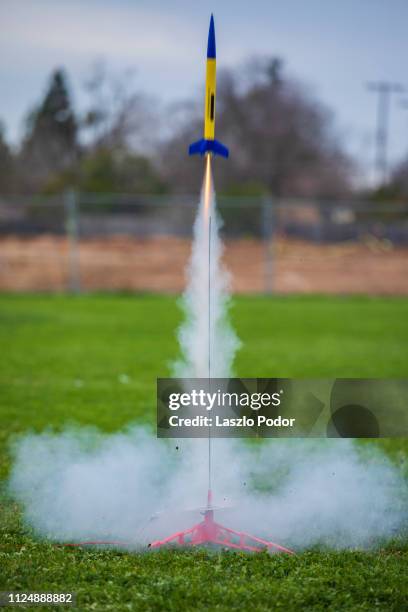 model rocket launch - model rocket stock pictures, royalty-free photos & images