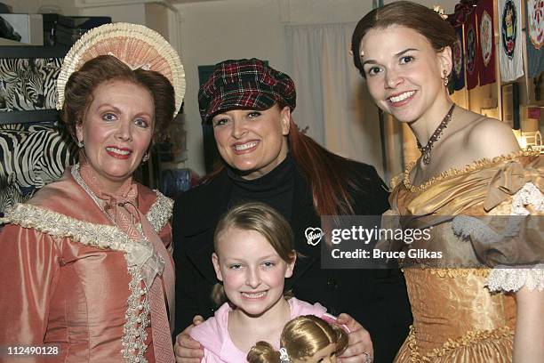 Maureen McGovern, Wynonna Judd, daughter Grace and Sutton Foster