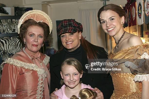 Maureen McGovern, Wynonna Judd, daughter Grace and Sutton Foster