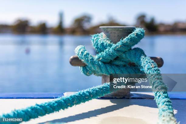 ropes tied to jetty - attraccato foto e immagini stock