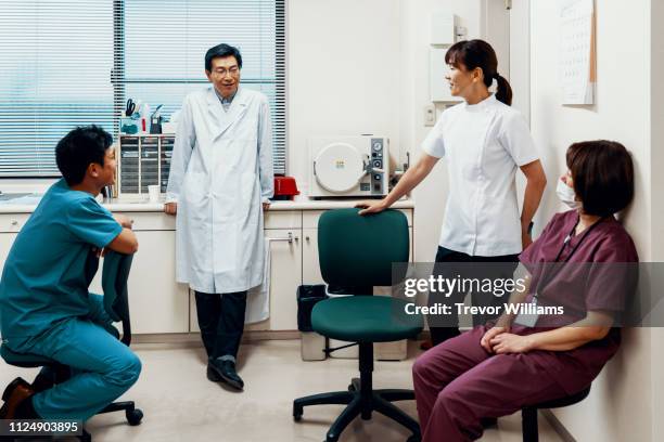 group of medical professionals - medical examination room stock pictures, royalty-free photos & images