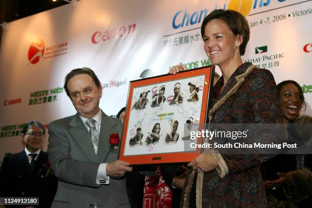 Lindsay Davenport presents a player's autography to Ian Wade, Group Managing Director of Watsons at a wellcome party of the Watsons Water Champions...
