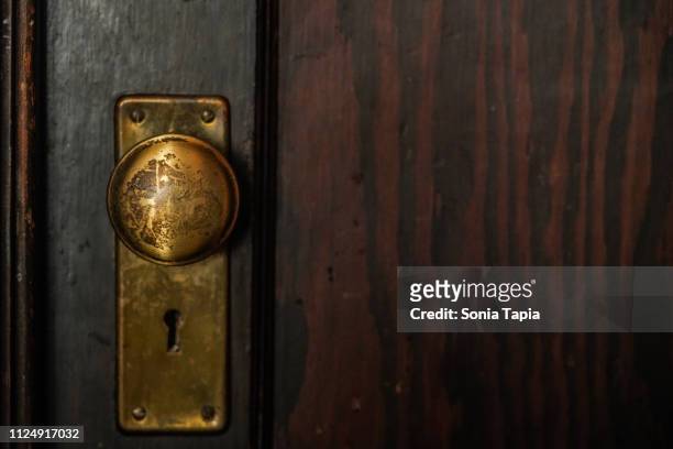 old door knob - doorknob stock-fotos und bilder