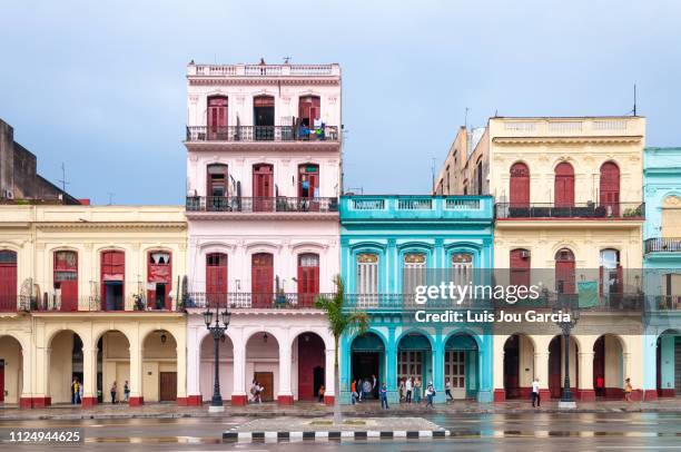 central havana colorful buildings - cuba imagens e fotografias de stock