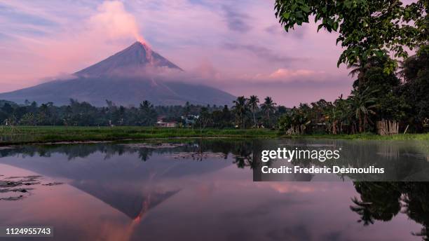 reflet du mayon - philippines volcano stock pictures, royalty-free photos & images