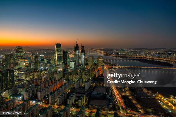 sunset scence of yeouido business district at seoul city in south korea - han river photos et images de collection