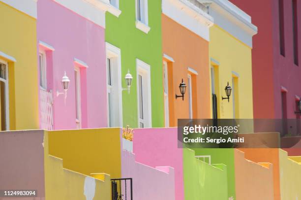 brightly coloured houses in cape town - cape town bo kaap stock pictures, royalty-free photos & images