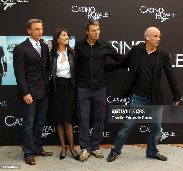 Daniel Craig, Caterina Murino, Mads Mikkelsen and Martin Campbell